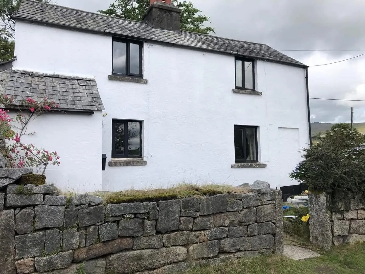 Render repair and exterior repaint of a cottage in Port Isaac